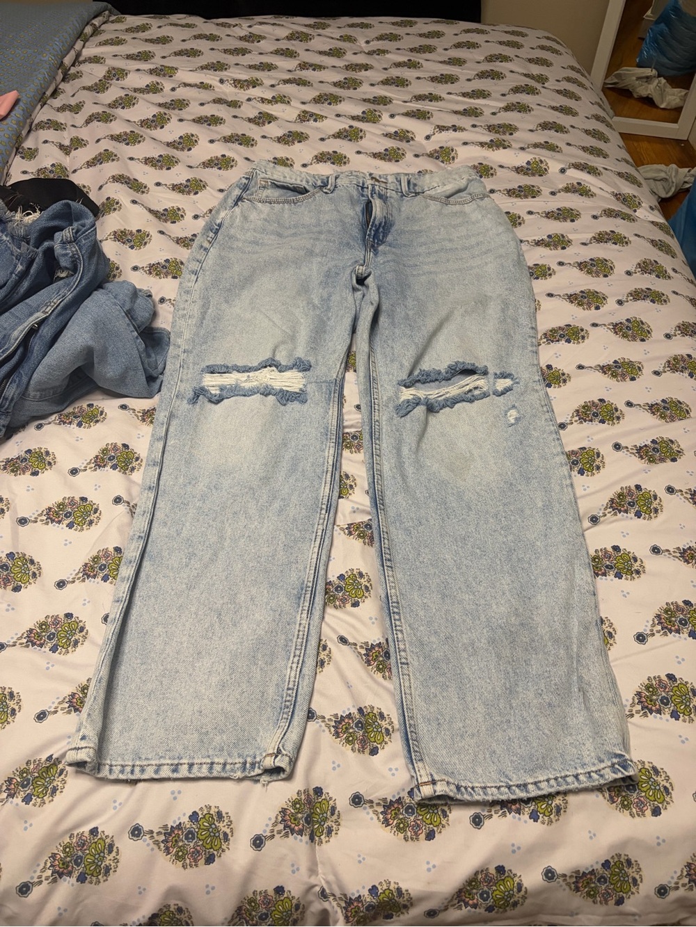 Good American Light Wash Straight-Leg Distressed Jeans